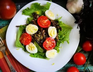 Салат с грибами и перепелиными яйцами