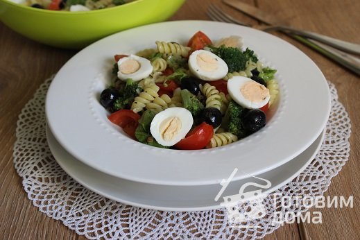 Салат с пастой фузилли и брокколи фото к рецепту 6