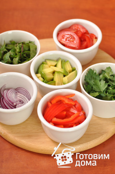 Салат из помидоров с авокадо и свекольными листьями фото к рецепту 2