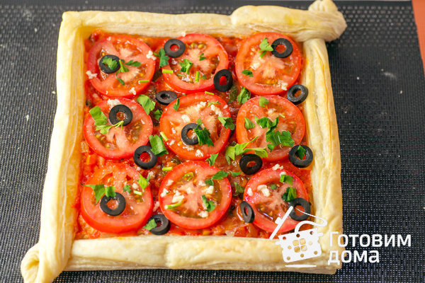 Слоеный пирог с томатами и маслинами фото к рецепту 8