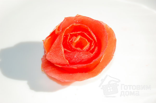 Роза из кожуры помидора фото к рецепту 4