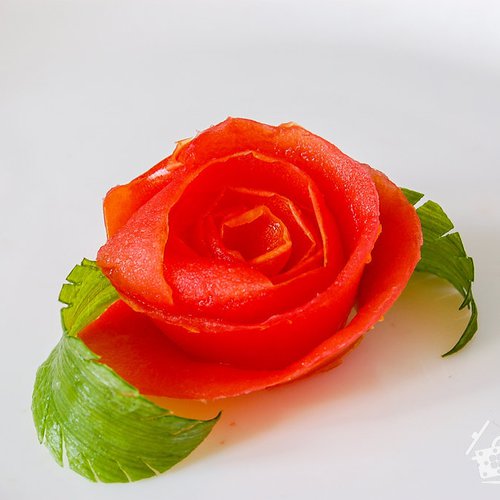 Роза из кожуры помидора