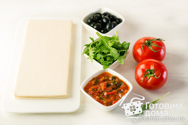 Слоеный пирог с томатами и маслинами фото к рецепту 1