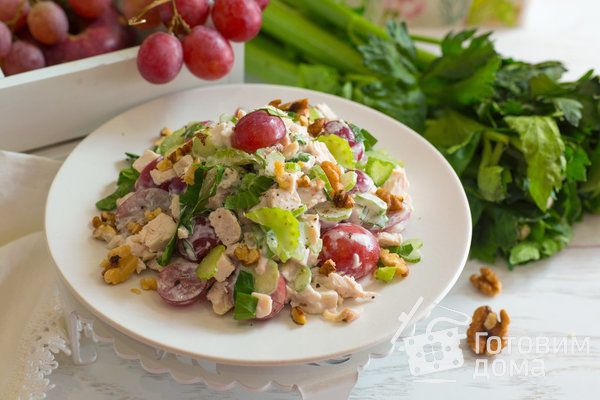 Салат из курицы с виноградом и сельдереем фото к рецепту 3