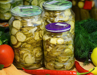 Салат из огурцов с луком и острым перцем на зиму