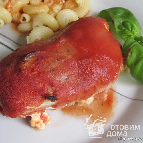 Куриные грудки с моцареллой и базиликом, запечёные в томатном соусе
