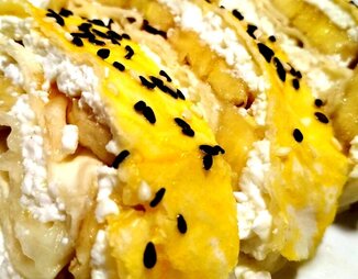 Десерт из лаваша с творогом и бананом