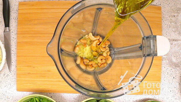 Соус Песто из зелёного лука и мяты, с орехами, Пармезаном, чесноком и имбирём + блюдо с ним фото к рецепту 6
