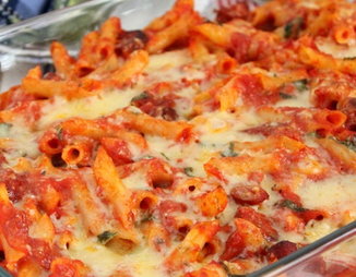 Макароны с томатным соусом и чоризо (Macarrones con salsa de tomate y chorizo)