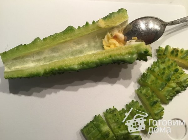 Салат с момордикой( гоя, горькая дыня) фото к рецепту 1