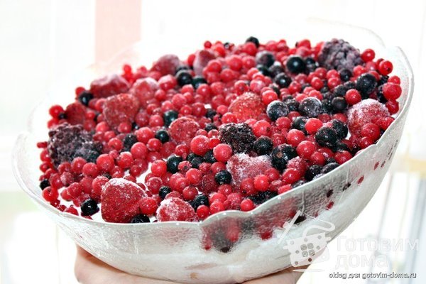 Творожный десерт с ягодами и профитролями фото к рецепту 2