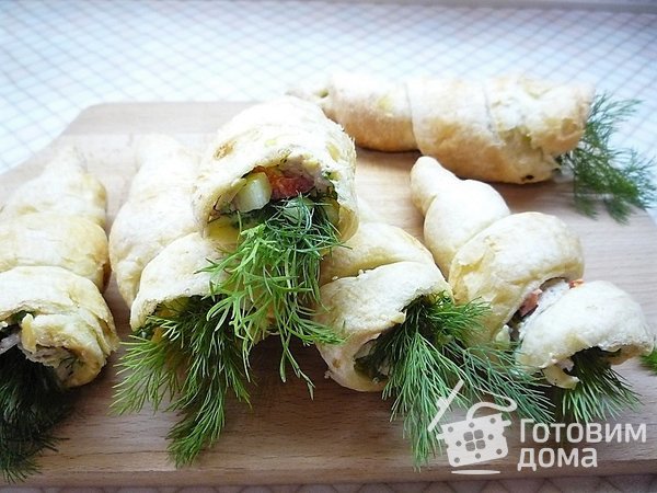 Слоеные трубочки с курицей и овощами фото к рецепту 9