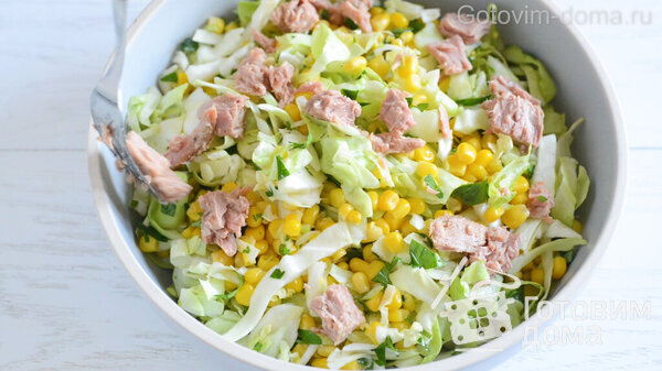 Салат с капустой, тунцом и кукурузой фото к рецепту 5