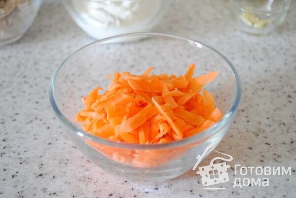 Рулет из омлета с курицей, сыром и морковью фото к рецепту 2