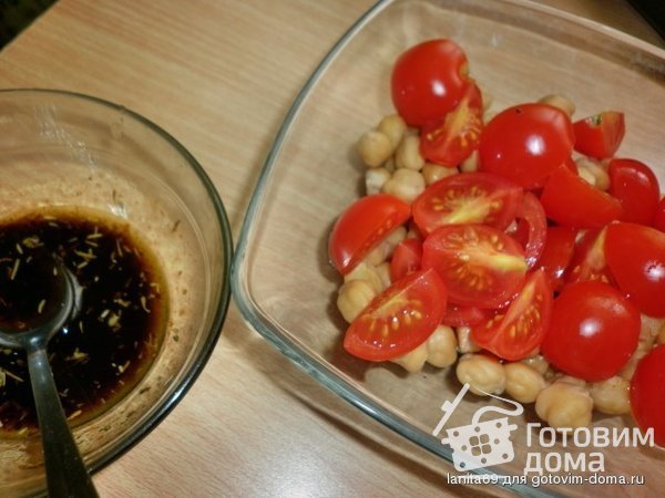 Салат из нута с помидорами и зернистым творогом фото к рецепту 1