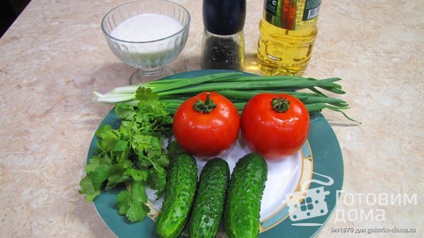 Салат из помидор с огурцами - что может быть нового? фото к рецепту 1