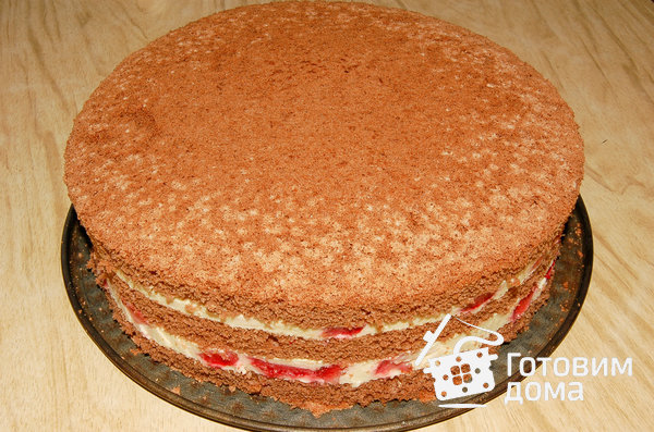 Шоколадный торт с творожным кремом и клубникой фото к рецепту 5
