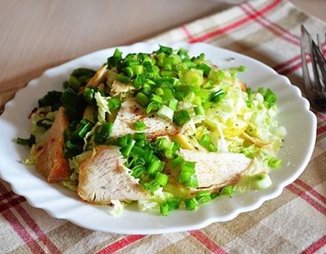 Салат из курицы с капустой, редиской и яблоком