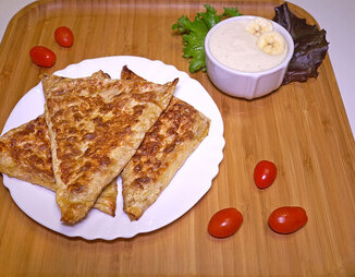 Конвертики из лаваша с колбасой и сыром и нежный творожный крем с бананом