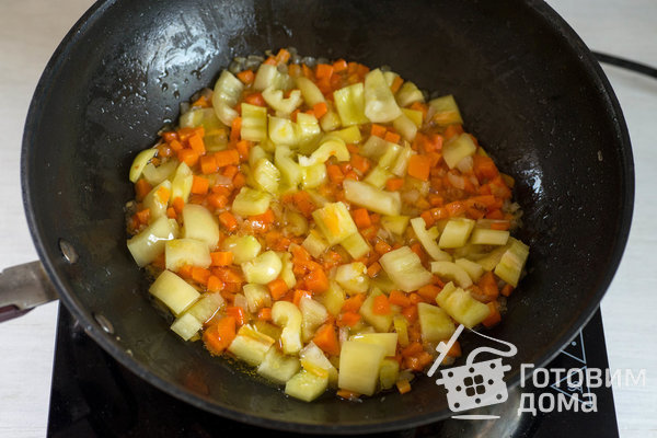 Курица, тушенная с баклажанами и овощами фото к рецепту 5