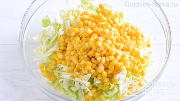 Салат с капустой, тунцом и кукурузой фото к рецепту 3