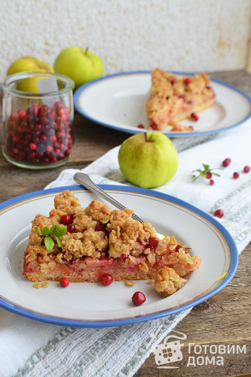 Крамбл-пирог с яблоками и брусникой