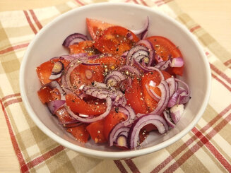 Салат из помидоров с луком