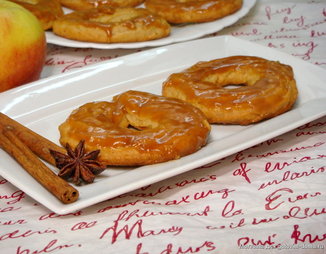 Яблочные пончики с карамелью