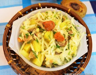 Белорусский салат с квашеной капустой и печёным картофелем