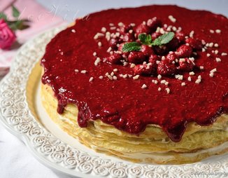 Блинный торт с кремом из маскарпоне и ягодным соусом