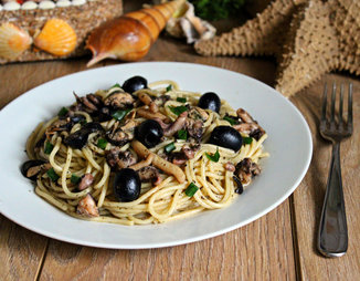 Спагетти с дарами моря и маслинами