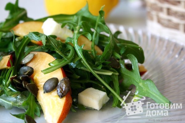 Салат с рукколой, персиками и моцареллой фото к рецепту 2