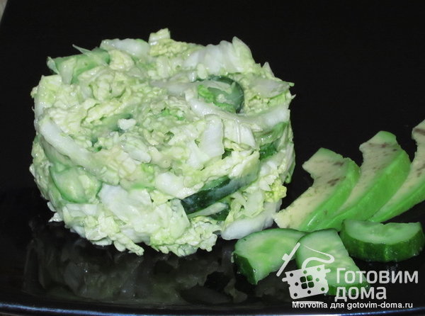Салат с авокадо ,пекинской капустой и огурцами фото к рецепту 1