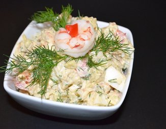 Картофельный салат с креветками и болгарским перцем