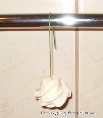 [МК] Изготовление мастики из &quot;маршмеллоу&quot; и розы из мастики фото к рецепту 24