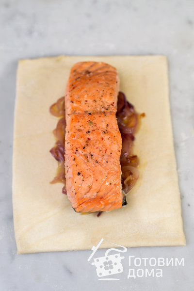 Слойки с лососем и помидорами черри фото к рецепту 4