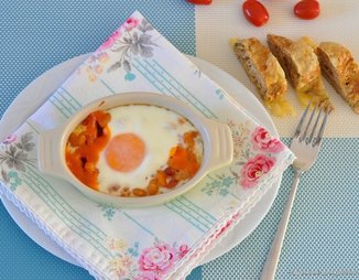 Запечённая фасоль с яйцом